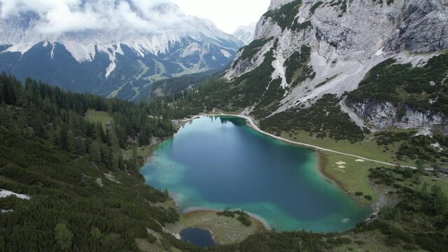 Vue a&eacute;rienne par drone du Lac de Seebensee dans le Tyrol en Autriche 