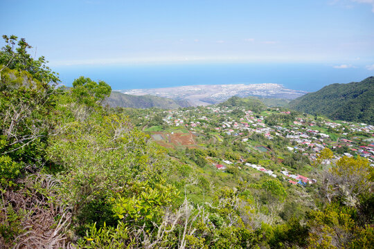 sentier roche verre bouteille (&icirc;le de la R&eacute;union)