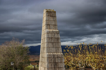 Fototapeta na wymiar Monument et ciel orageux
