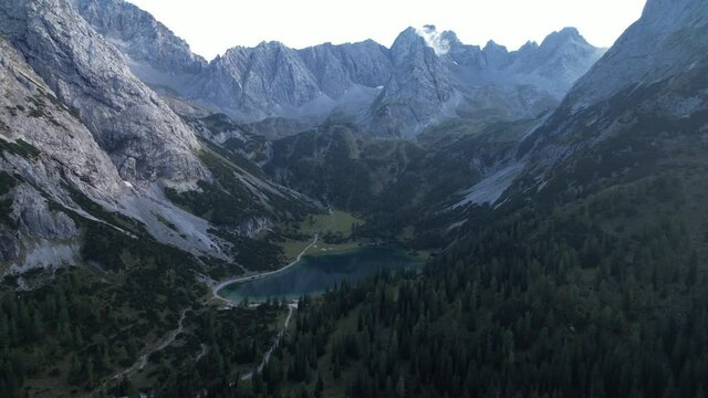 Vue a&eacute;rienne par drone du Lac de Seebensee dans le Tyrol en Autriche 