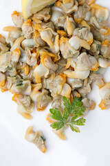 Ration of cockles with parsley and lemon