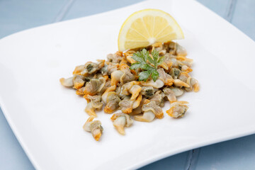 Ration of cockles with parsley and lemon