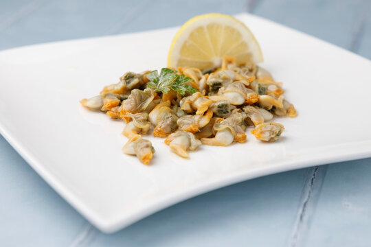 Ration of cockles with parsley and lemon