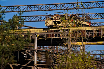 Stara suwnica na terenie huty . Old crane on the site of the smelter.  © Grzegorz