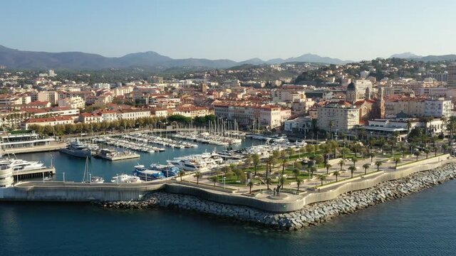 survol du port de plaisance de Fr&eacute;jus dans le Var et de la plage de Saint-Aygulf