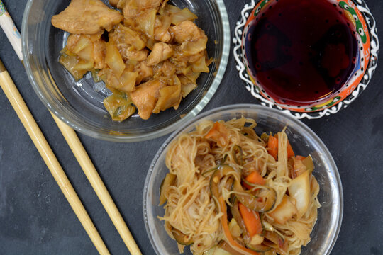cibo asiatico tailandese vietnamita cinese pollo in salsa di soia nudels con verdure tazzina di soia