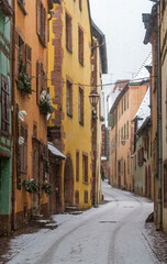 Fototapeta na wymiar Gasse in Riquewihr, Winter, Schneefall, Elsass