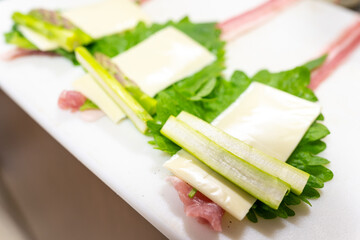 豚肉のアスパラガス巻きの料理