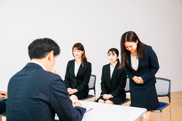 企業面接・就職活動（挨拶・お辞儀）
