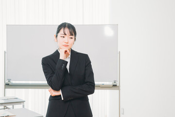 悩みを抱えるビジネスウーマン
