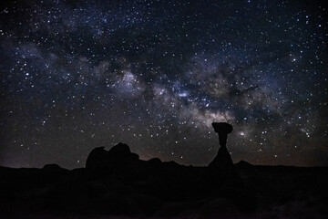 Fototapeta premium Milky Way and Toad Stool Hoodoo in the Utah Desert.