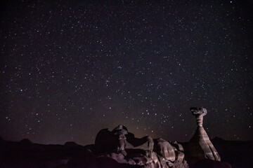Fototapeta premium Milky Way and Toad Stool Hoodoo in the Utah Desert.
