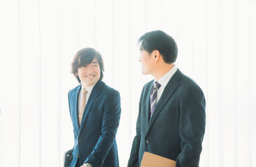 ビジネスマン・同僚・仕事仲間（話す）
