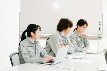 Obraz premium 会議をする作業着をきた会社員（考える・3人） 