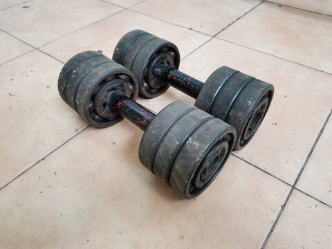 Homemade dumbbells using used iron pipes and bearings