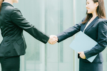 握手するビジネスウーマン 