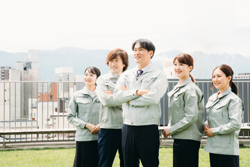 作業着をきた会社員（屋上・5人）
