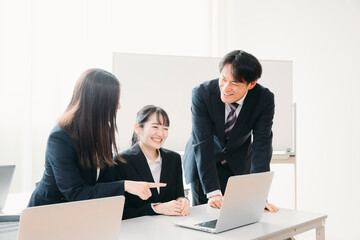 コミュニケーションをとる会社員（3人）
