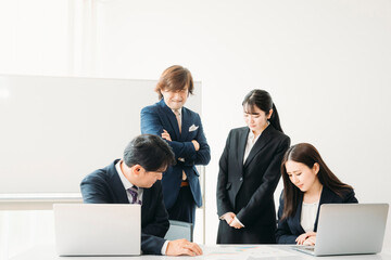 ミスをした社員と怒る男性
