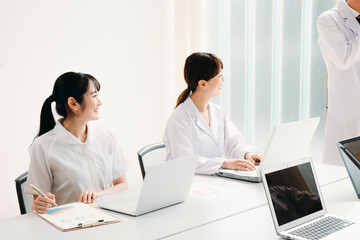 Obraz premium 会議する白衣姿の女性（笑顔） 