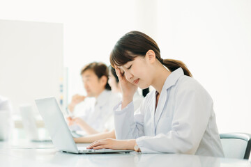 白衣を着た女性（困る）
