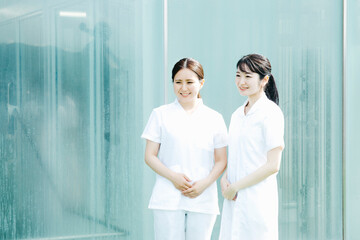 白衣・ナース服を着た女性（屋上・2人）
