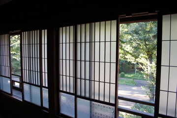 古い日本家屋の障子越しに見る外の景色