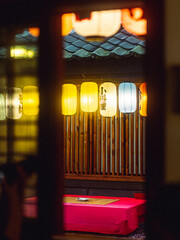 비오는 날의 다양한 색깔의 등불