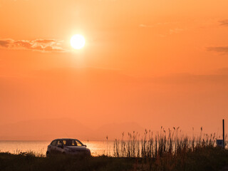 Fototapeta na wymiar 宍道湖の日の出と車