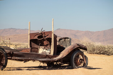 Fototapeta na wymiar Old rusty car abandoned in the middle of the Namib desert