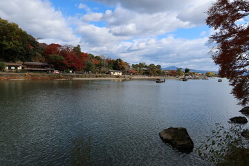 A view of Hozu-gawa River and Arashiyama in autumn in Kyoto in Japan 日本の京都にある嵐山と木津川の秋の風景