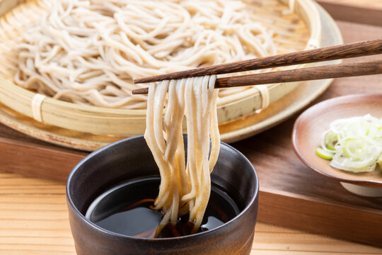 蕎麦の香り漂う打ち立てのざるそば