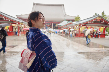 浅草の浅草寺の前の着物姿の日本人女性ー振り返り美人ー
