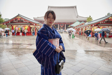 Fototapeta premium 浅草の浅草寺の前で微笑む着物姿の日本人女性