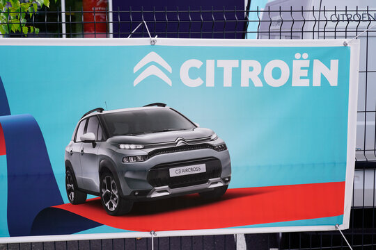 citroen C3 advertising SUV Aircross grey for dealership french car