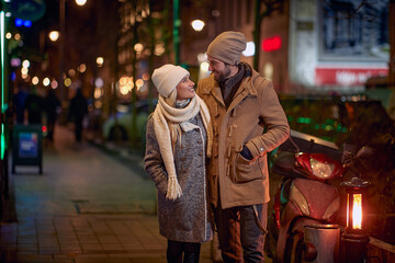 Fototapeta na wymiar Man and woman on a romantic walk around a decorated city
