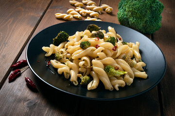 Piatto di deliziose trecce con broccoli e peperoncino, Pasta Italiana 