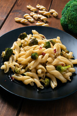 Piatto di deliziose trecce con broccoli e peperoncino, Pasta Italiana 