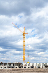 Lifting crane and construction site