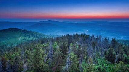 Widok o wschodzie słońca z wieży widokowej na górze Gorc © Michal45