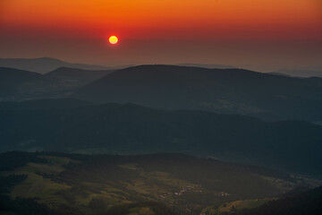 Widok o wschodzie słońca z wieży widokowej na górze Gorc
