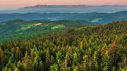 Widok o wschodzie słońca z wieży widokowej na górze Gorc