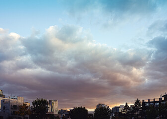 노을이 살짝 드러나는 하늘과 구름