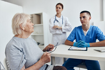 Obraz premium old woman at the doctor's and nurse's appointments in the medical office