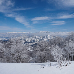 湯沢町の雪山景色
