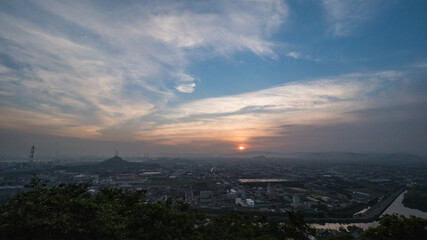 夕日に染まる町。A town dyed by the setting sun.