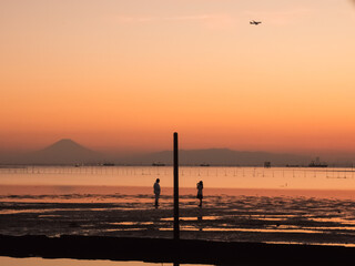夕日に染まる江川海岸と富士とカップル。A couple with Egawa Beach and Mt. Fuji dyed in the setting sun.
