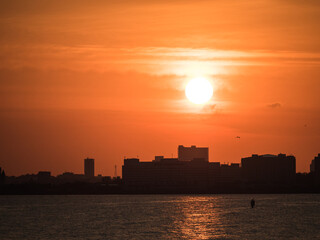 都会の日の出。Urban sunrise.