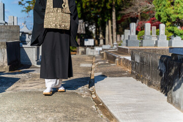 墓地を歩く僧侶
