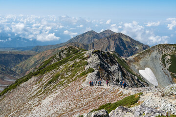 立山の別山から劔御前を経由し大日岳へ続く稜線を進む山岳パーティー